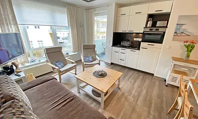 kombinierter Wohn- und Essbereich mit TV