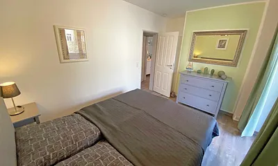 Schlafzimmer mit Doppelbett