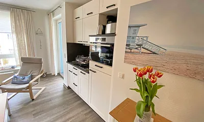 kombinierter Wohn- und Kochbereich mit TV