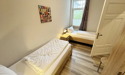 Schlafzimmer mit 2 bequemem Einzelbetten