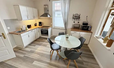 kombinierter Koch- und Essbereich mit Stühlen