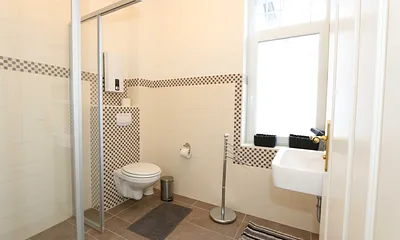 Badezimmer mit Dusche