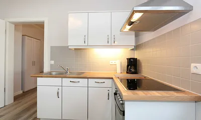 moderne Küchenzeile mit Ceranfeld