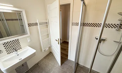 modernes Badezimmer mit Waschbecken