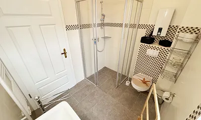 modernes Badezimmer mit Dusche und WC