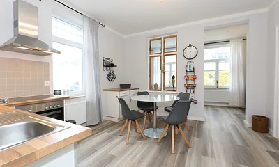 Essbereich mit angrenzender Küchenzeile