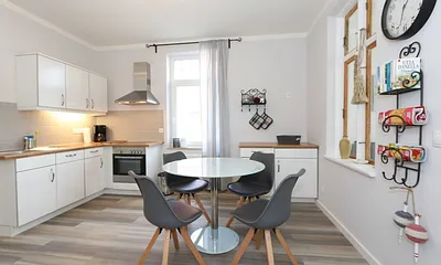 Küchenzeile und Esstisch für gemeinsames Kochen und Essen
