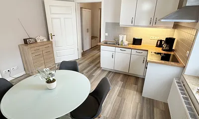 Küchenzeile mit diversen Küchenutensilien