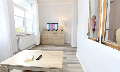 Wohnraum mit TV und Couch