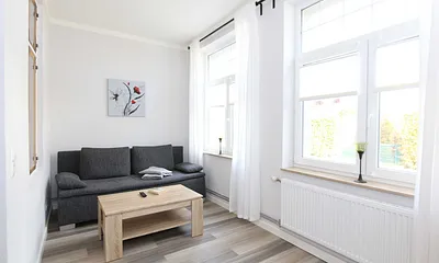 Wohnzimmer mit gemütlicher Couch