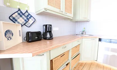 Küchenzeile mit Elektrogeräten