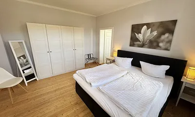 1. Schlafzimmer mit Boxspringbett und Kleiderschrank