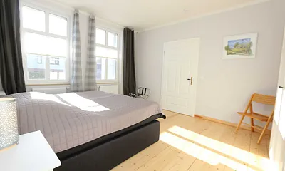 1. Schlafzimmer mit Kleiderschrank