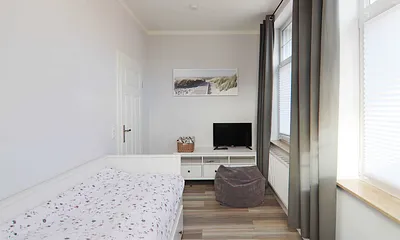 2. Schlafzimmer mit Kojen Bett und TV