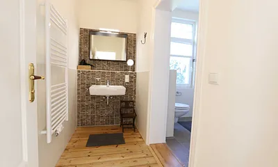 Badezimmer mit Waschbecken