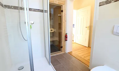 Badezimmer mit Sauna