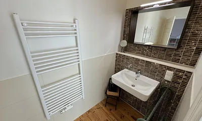 Badezimmer mit Waschbecken