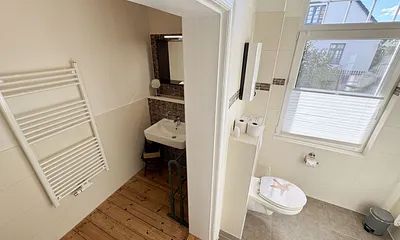 Badezimmer mit WC und Waschbecken