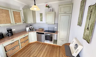 Küchenzeile mit diversen Küchenutensilien