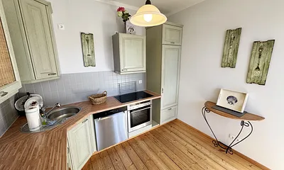 Küchenzeile mit diversen Küchenutensilien