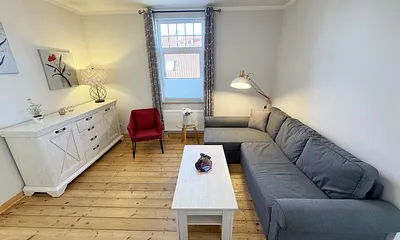 gemütlicher Wohnbereich mit Couch und Lesesessel