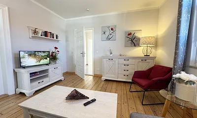 gemütlicher Wohnbereich mit Flachbild-TV