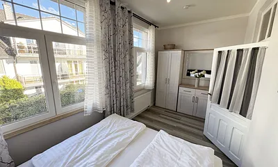 Schlafzimmer mit Boxspringbett und Kleiderschrank