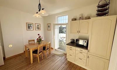 Küchenzeile mit Essbereich