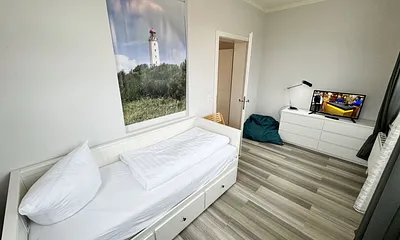 Schlafzimmer mit Kojenbett und Flachbild-TV