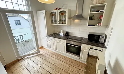 moderne Küche mit viel Zubehör