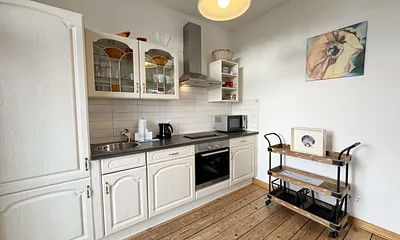 moderne Küche mit viel Zubehör