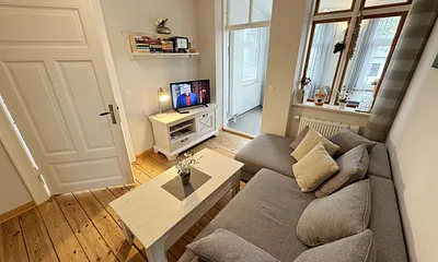 Wohnzimmer mit gemütlicher Couch