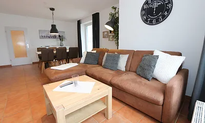 Wohnzimmer mit Couch und TV