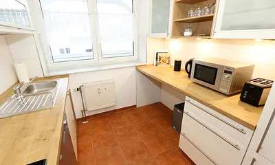 moderne Küchenzeile mit vielen Geräten