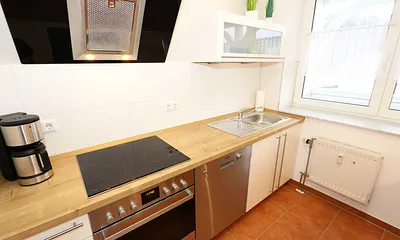 moderne Küchenzeile mit Backofen