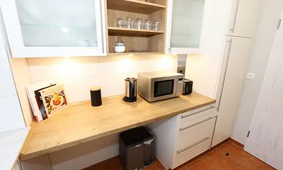 moderne Küchenzeile mit Mikrowelle