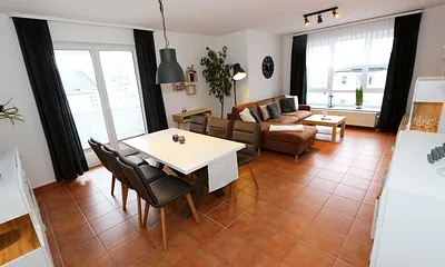 Wohnzimmer mit Esstisch