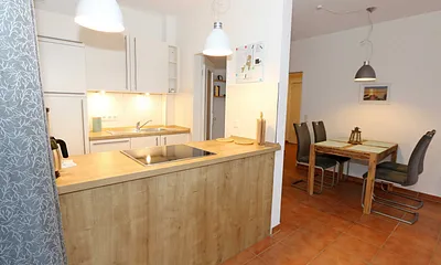 Küchenzeile mit Blick zum Esstisch