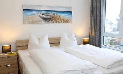 Schlafzimmer mit Doppelbett und Kleiderschrank