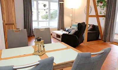 Wohnzimmer mit schönem Essbereich