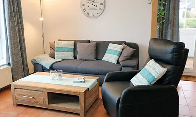 Wohnzimmer mit gemütlicher Couch
