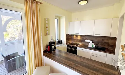 Küchenzeile mit modernen Geräten