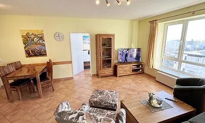 Wohnbereich mit TV und gemütlicher Couch