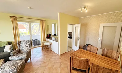 gemütlicher Wohnbereich mit Küchenzeile