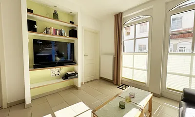 gemütliches Wohnzimmer mit Smart-TV