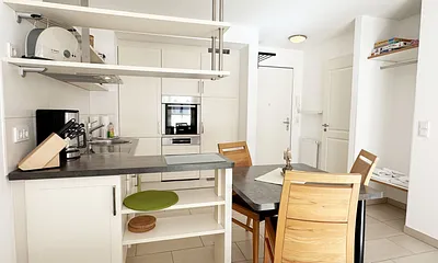 Küchenzeile mit diversen Küchenutensilien