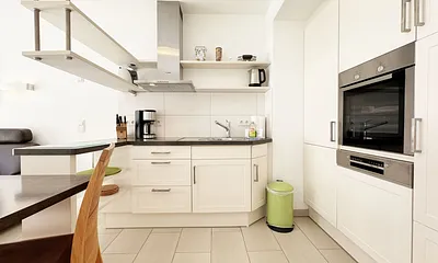 Küchenzeile mit diversen Küchenutensilien