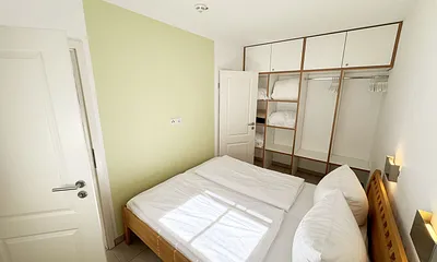 Schlafzimmer mit Doppelbett