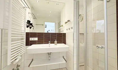 innenliegendes Badezimmer  mit Waschbecken