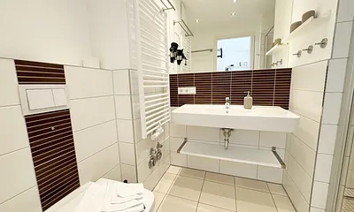 innenliegendes Badezimmer mit WC